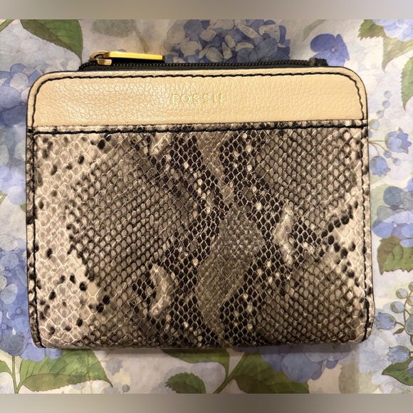 Fossil Handbags - Fossil Snakeskin Patterned Wallet - Cream and Brown EUC